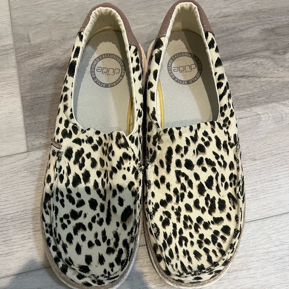 Cheetah print Hey Dudes size 9